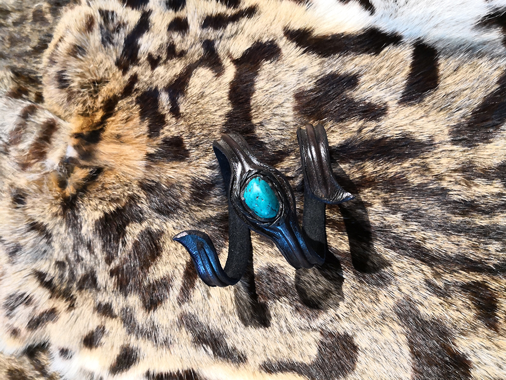 Armband blau auf Fell