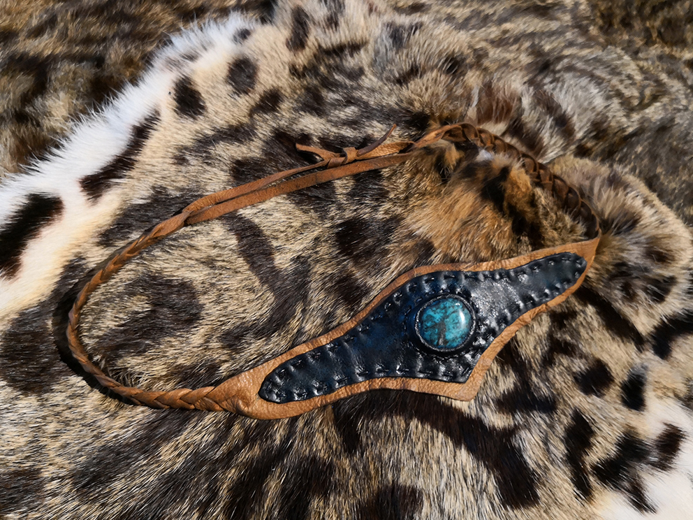 Kopfschmuck auf Fell