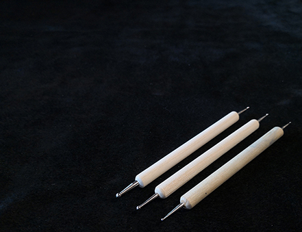 Druckstift auf schwarzem Leder